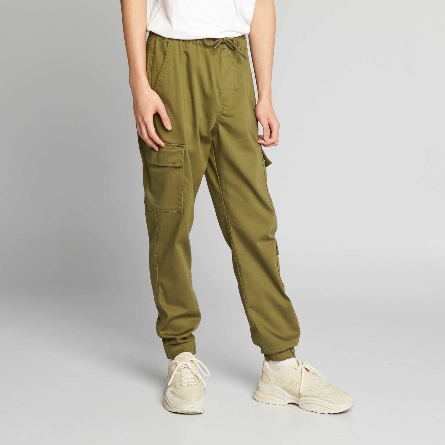 Pantalón con bolsillos en los laterales VERDE