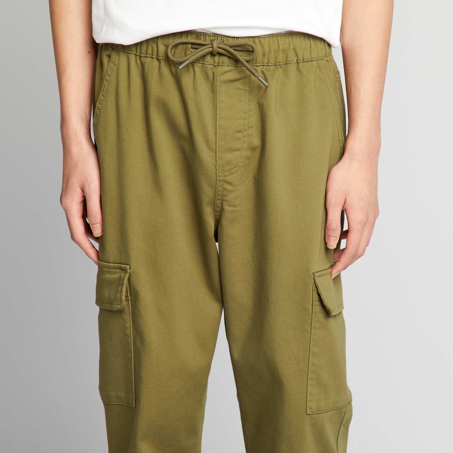 Pantalón con bolsillos en los laterales VERDE