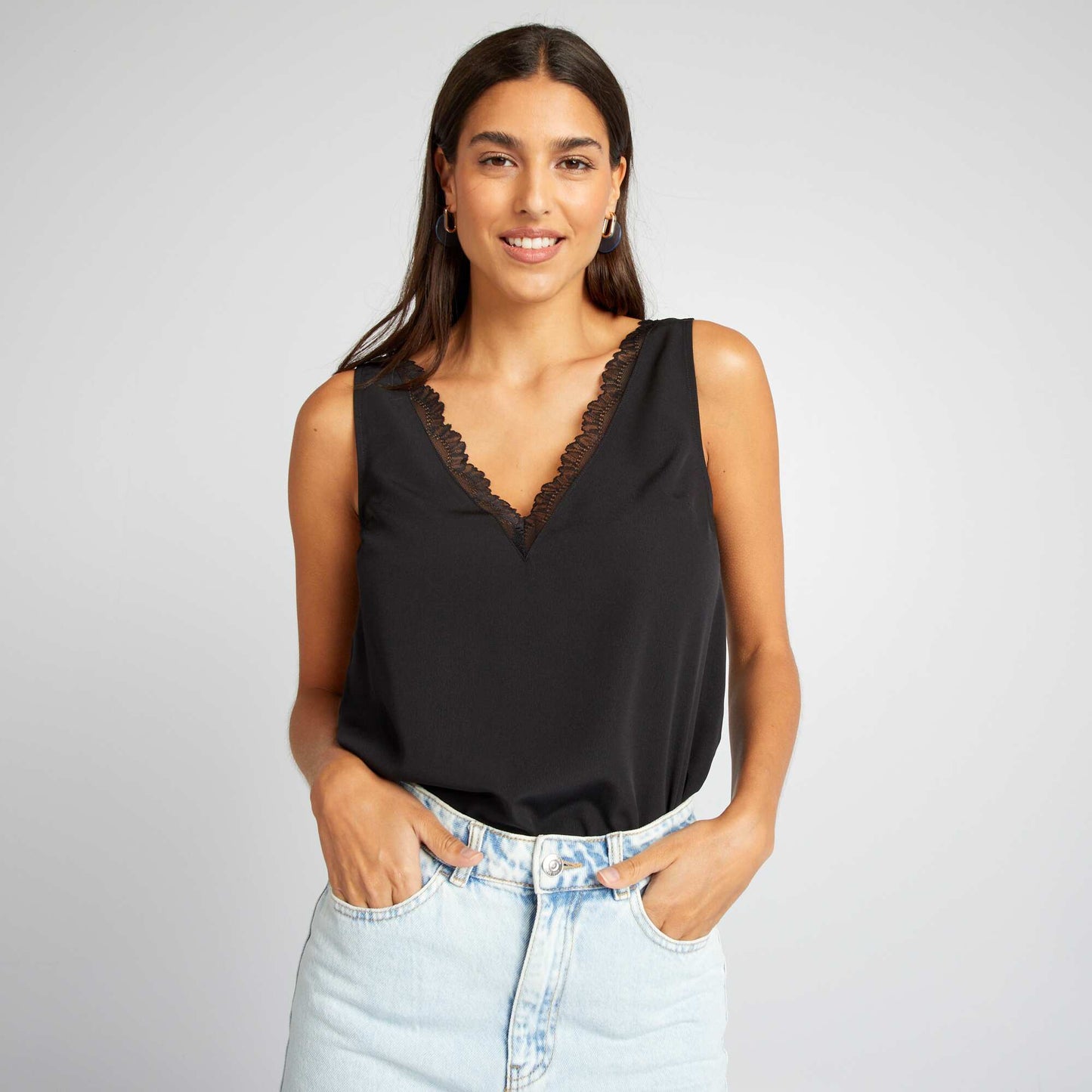 Blusa sin mangas con cuello de encaje negro