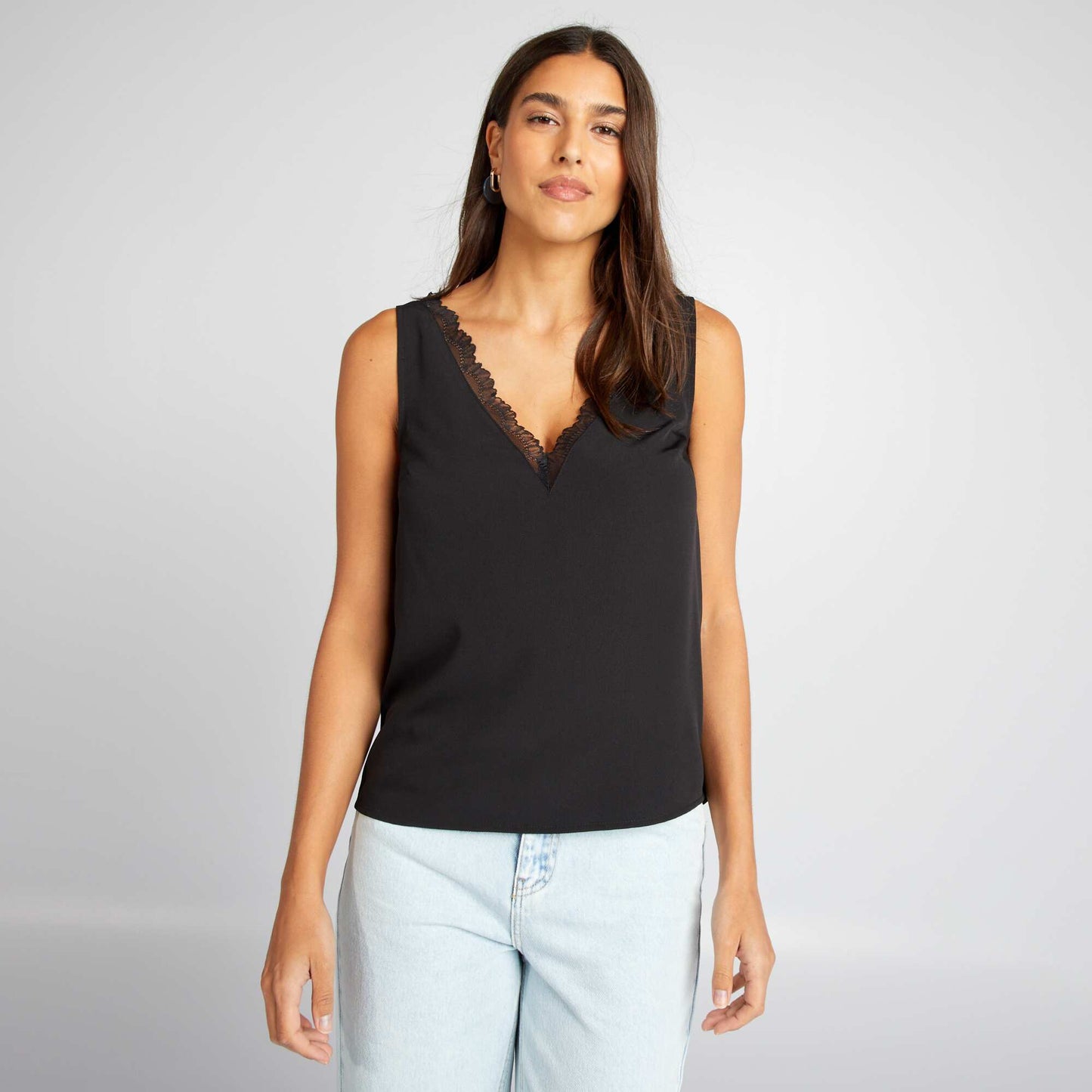 Blusa sin mangas con cuello de encaje negro