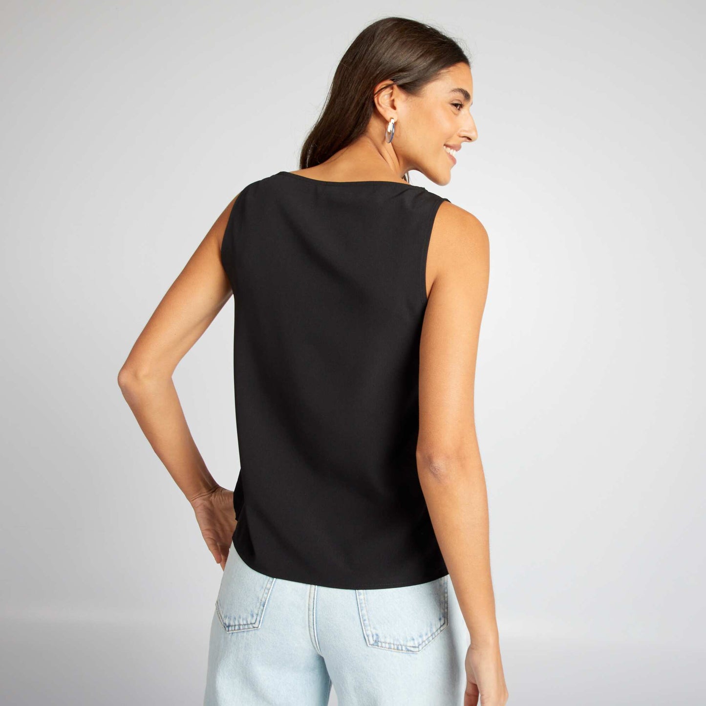 Blusa sin mangas con cuello de encaje negro