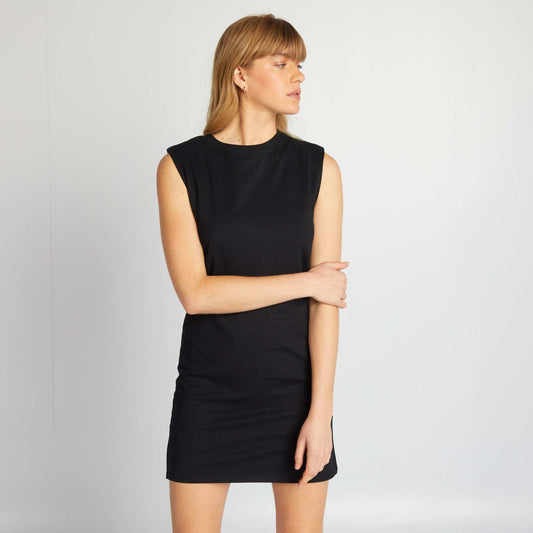 Vestido corto con hombreras negro