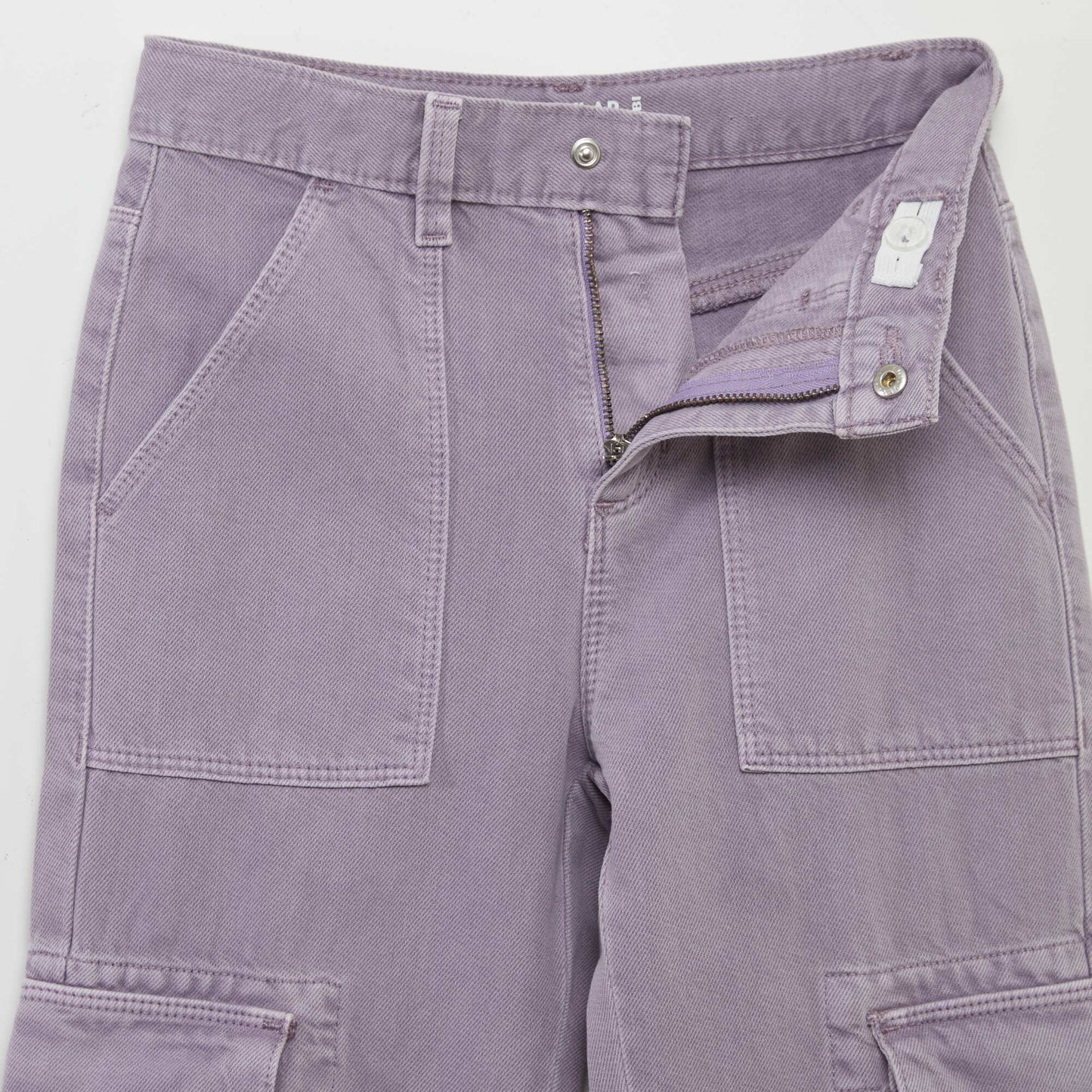 Pantalón jean con múltiples bolsillos PURPURA