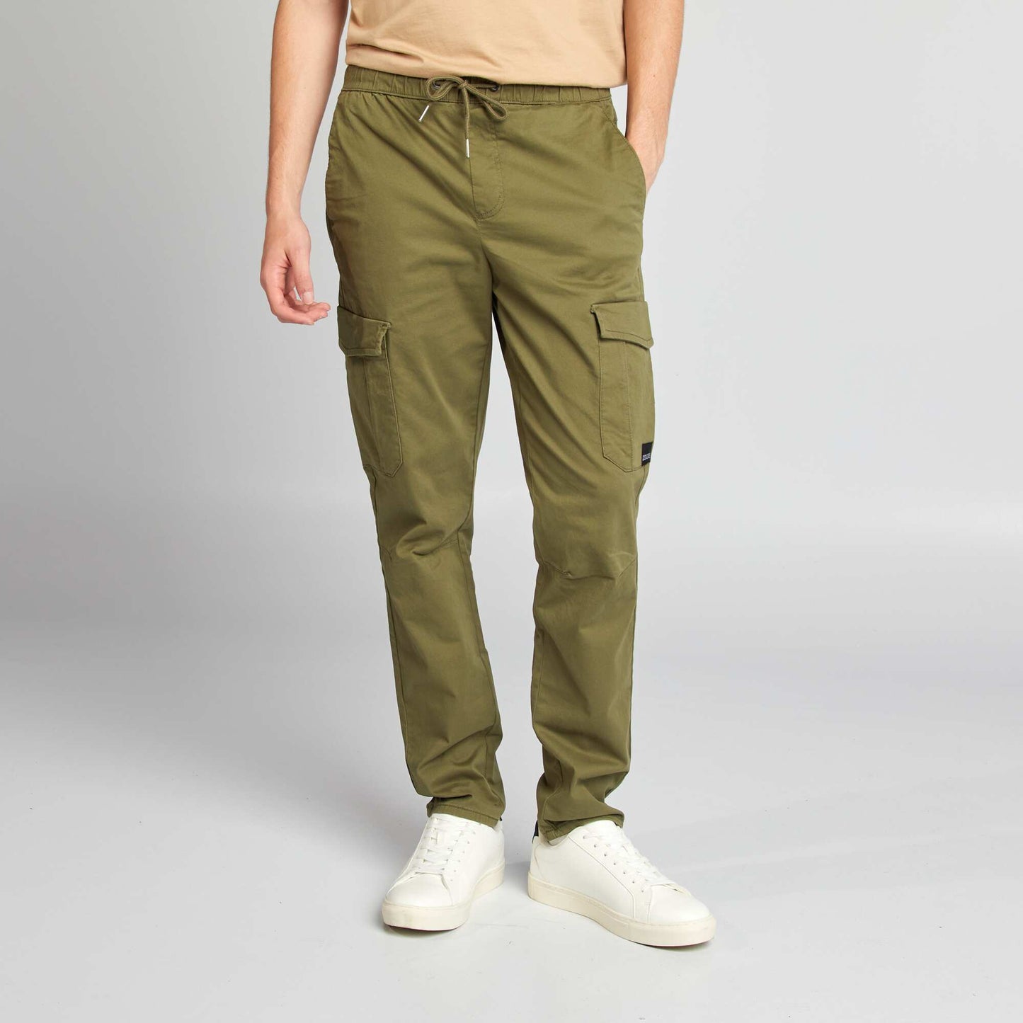 Jogpant con bolsillos con solapa KAKI