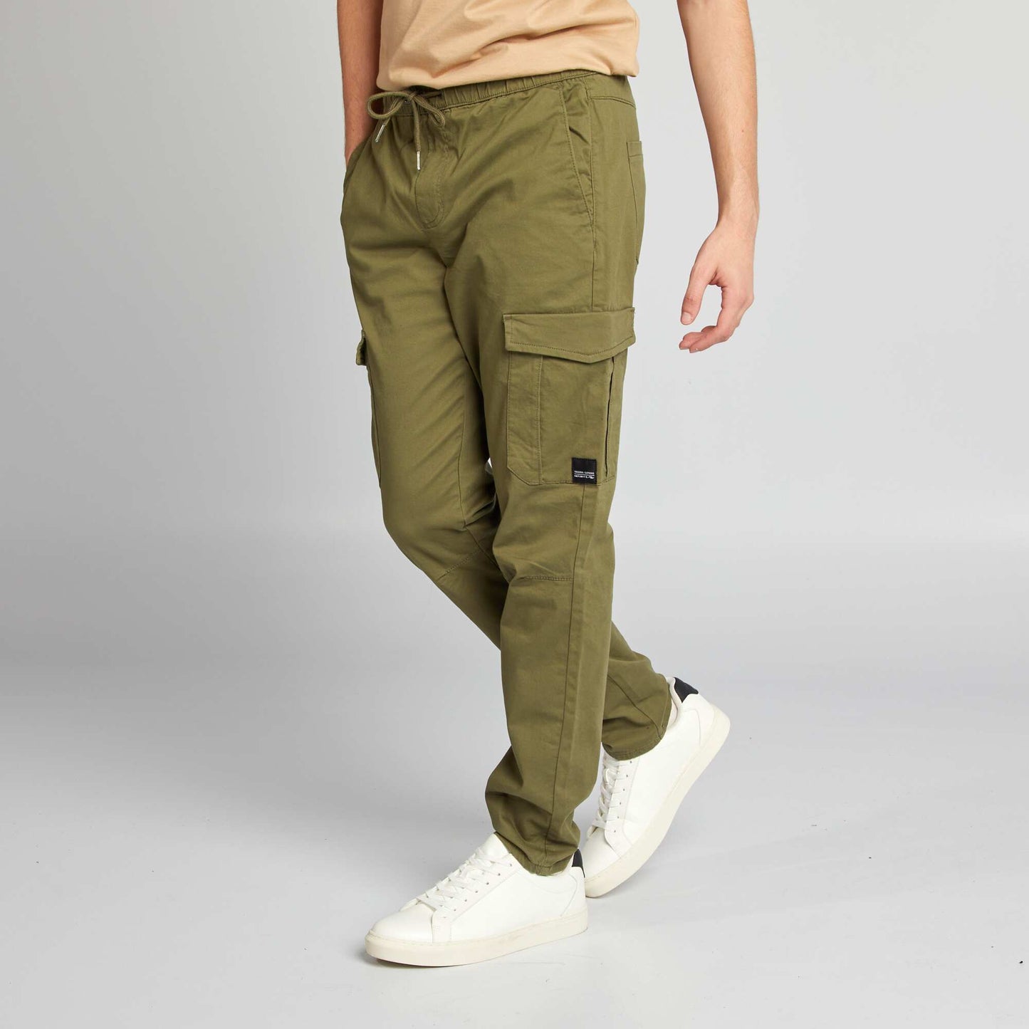 Jogpant con bolsillos con solapa KAKI