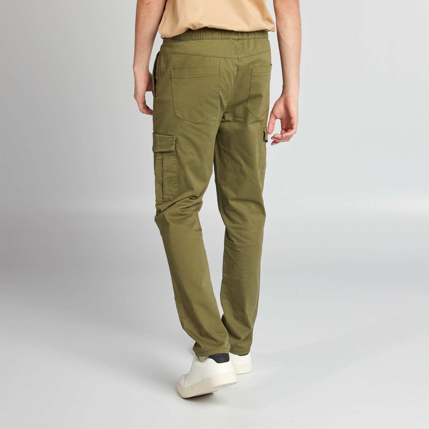 Jogpant con bolsillos con solapa KAKI