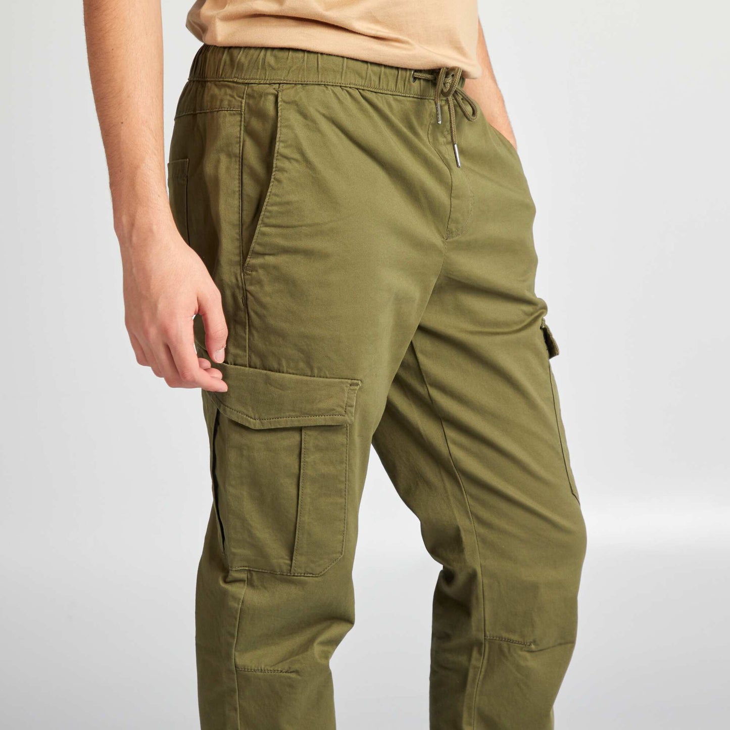 Jogpant con bolsillos con solapa KAKI