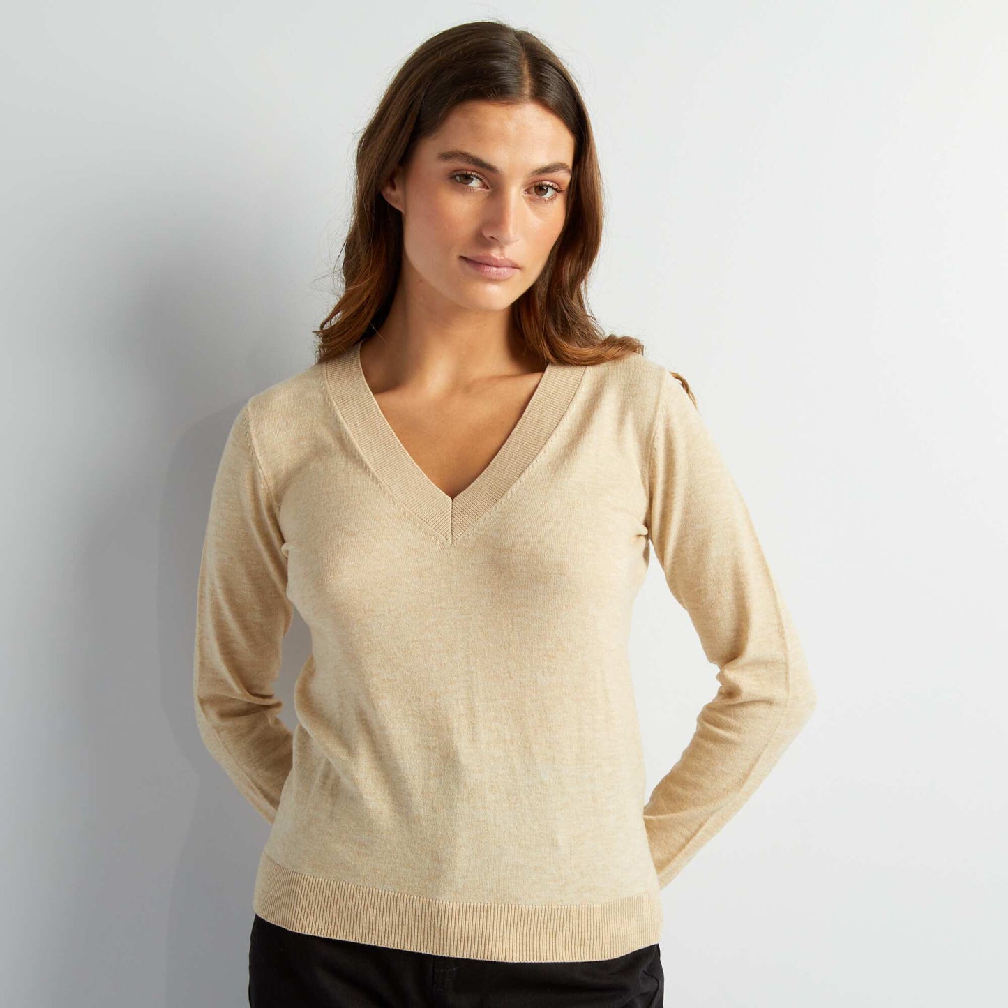 Sweater de manga larga cuello de pico BEIGE