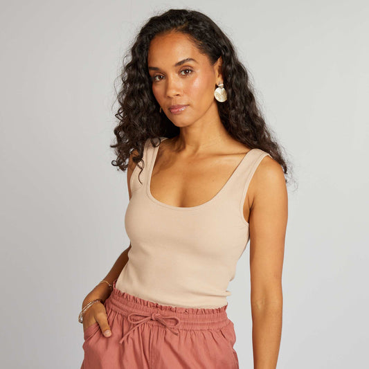 Camiseta lisa con cuello pronunciado BEIGE