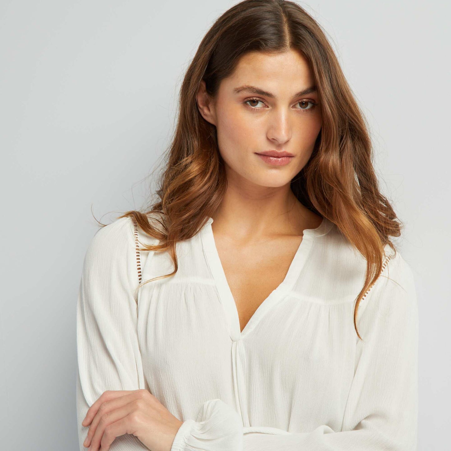 Blusa lisa con cuello de pico BLANCO