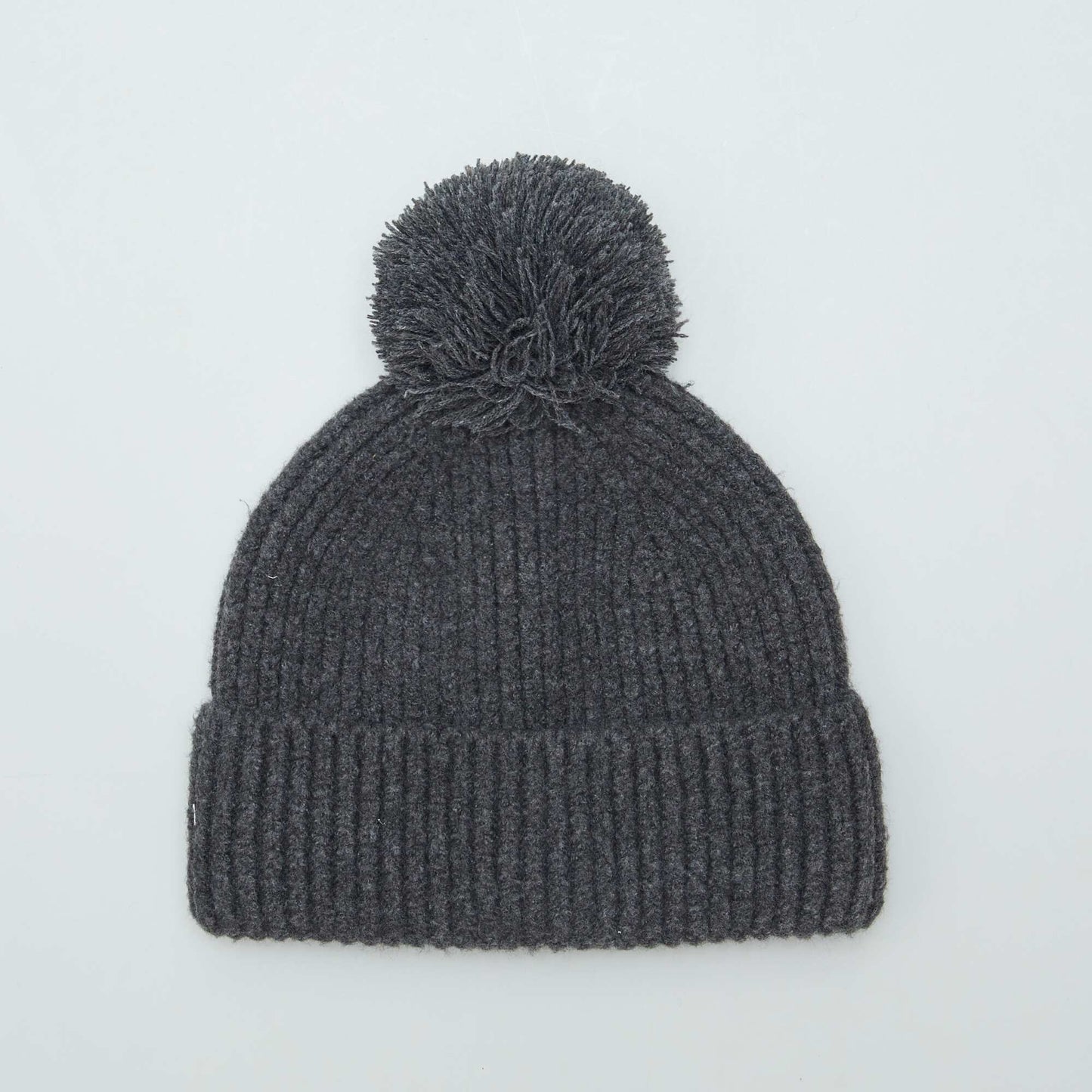 Gorro de canalé con borla GRIS