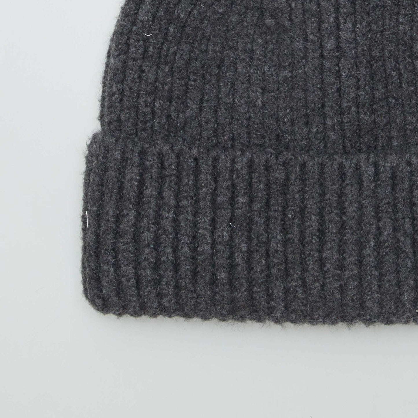 Gorro de canalé con borla GRIS