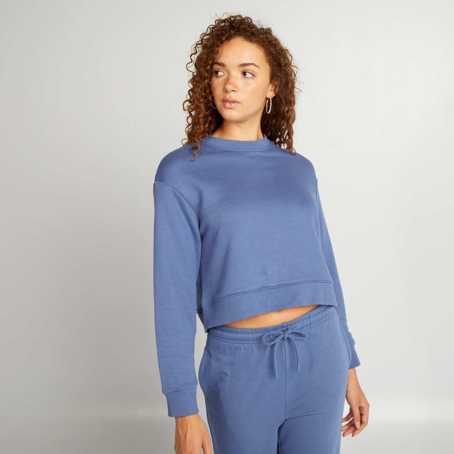 Buzo cropped con cuello redondo AZUL