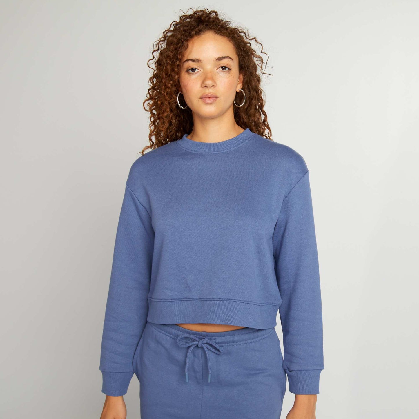 Buzo cropped con cuello redondo AZUL