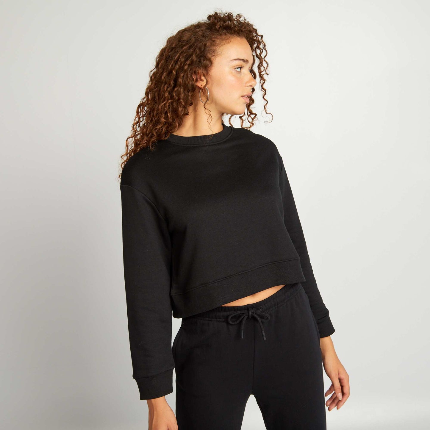 Buzo cropped con cuello redondo negro