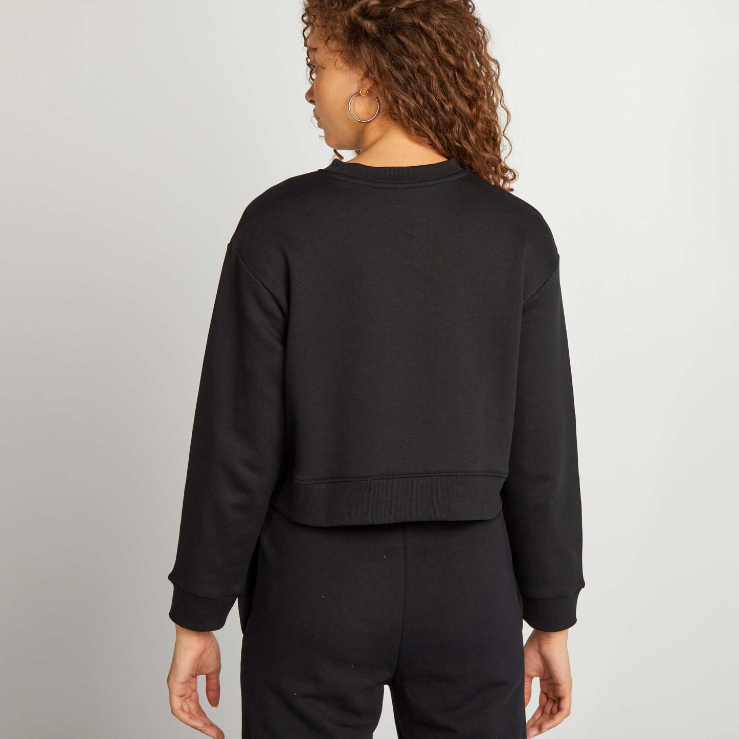 Buzo cropped con cuello redondo negro