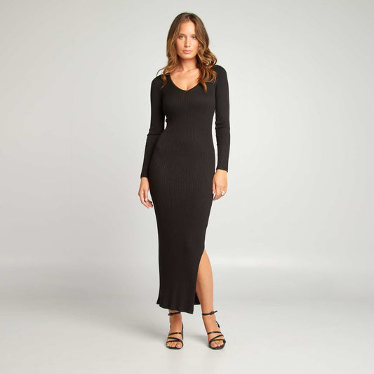 Vestido tipo sweater entallado de punto de canalé negro