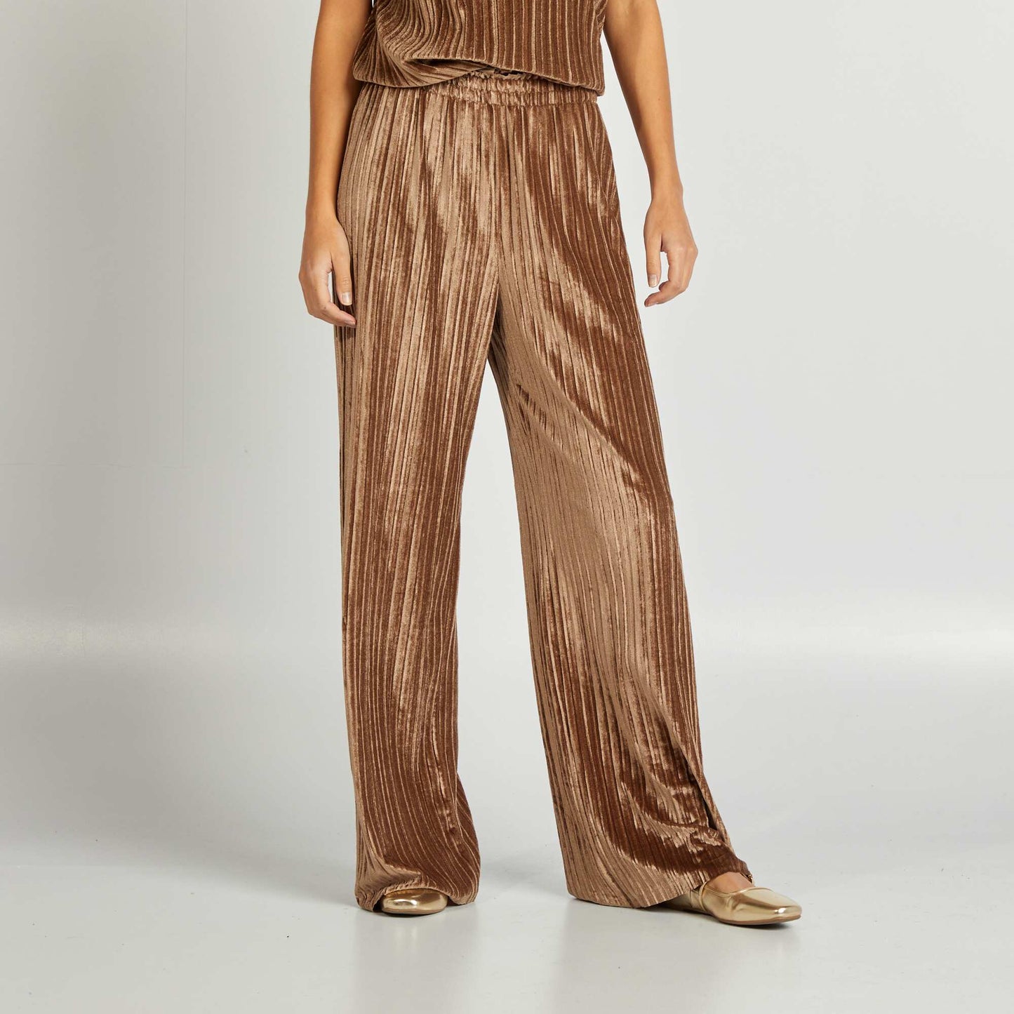 Pantalón ancho de terciopelo plisado MARRON