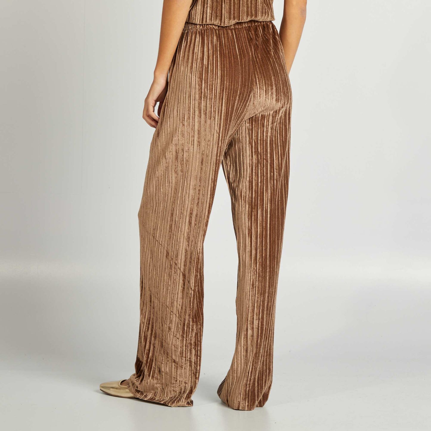 Pantalón ancho de terciopelo plisado MARRON