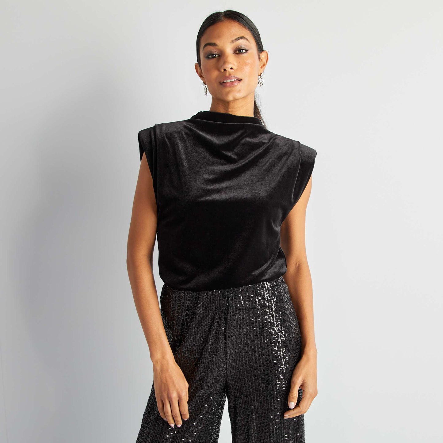 Camiseta sin mangas con hombreras de terciopelo negro