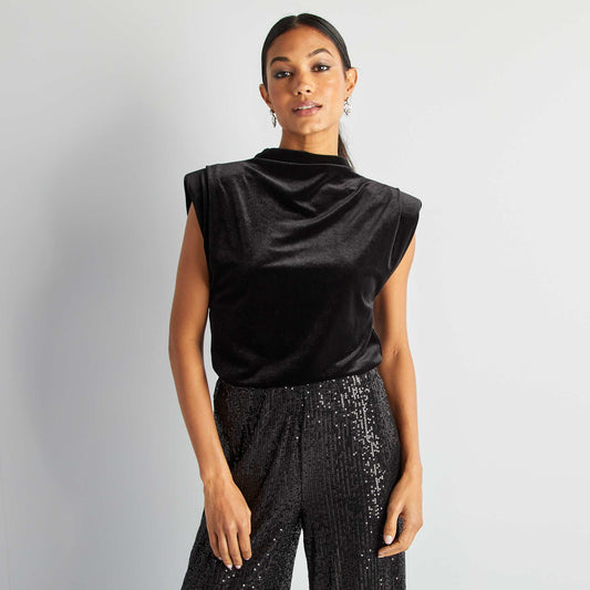 Camiseta sin mangas con hombreras de terciopelo negro