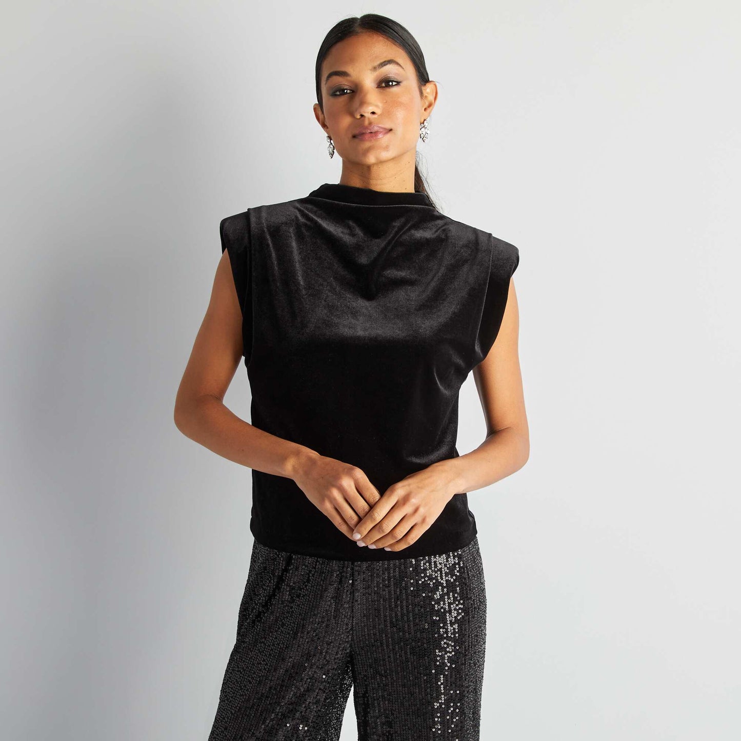 Camiseta sin mangas con hombreras de terciopelo negro