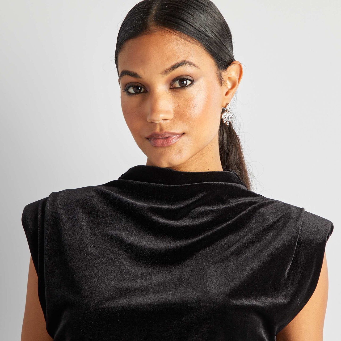 Camiseta sin mangas con hombreras de terciopelo negro