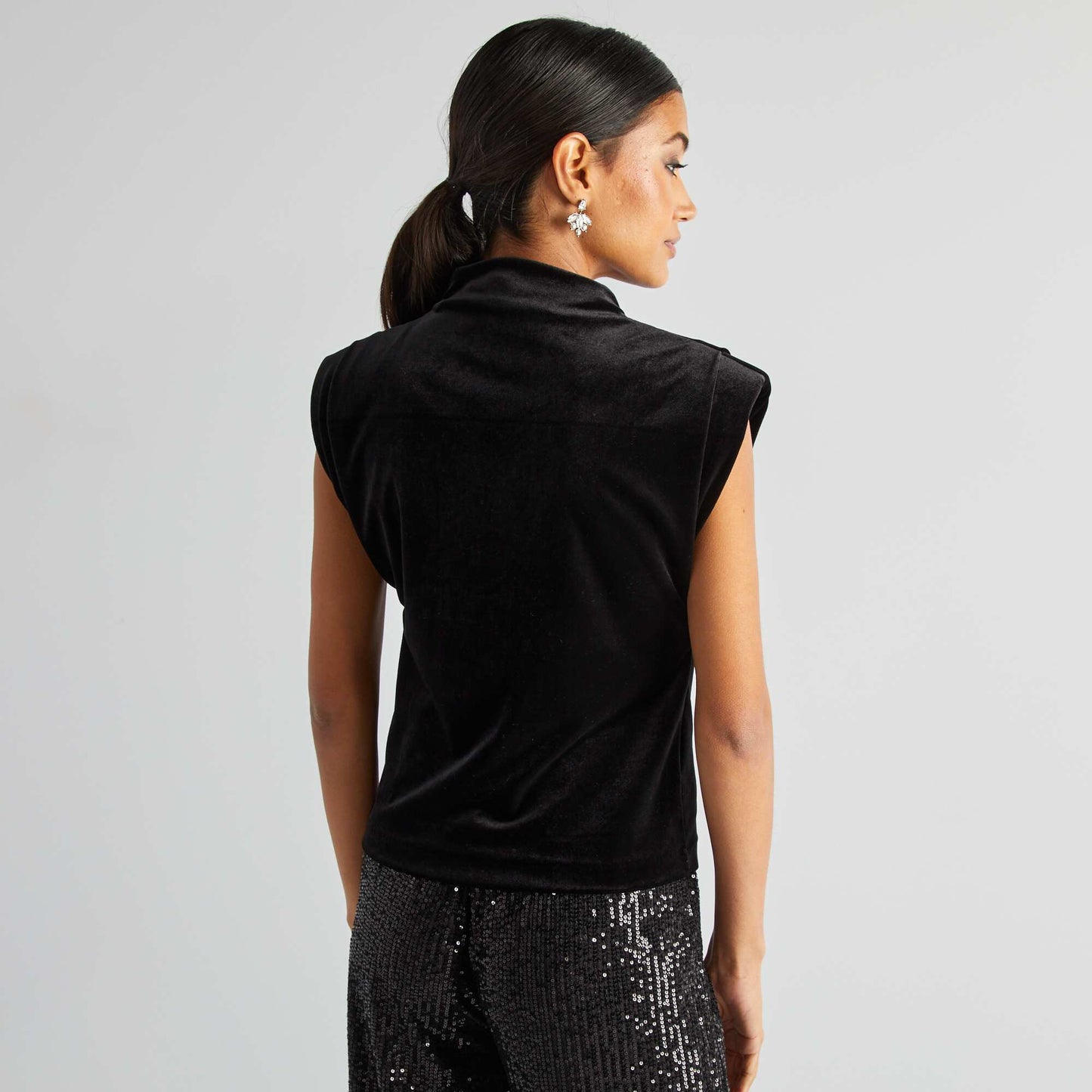 Camiseta sin mangas con hombreras de terciopelo negro