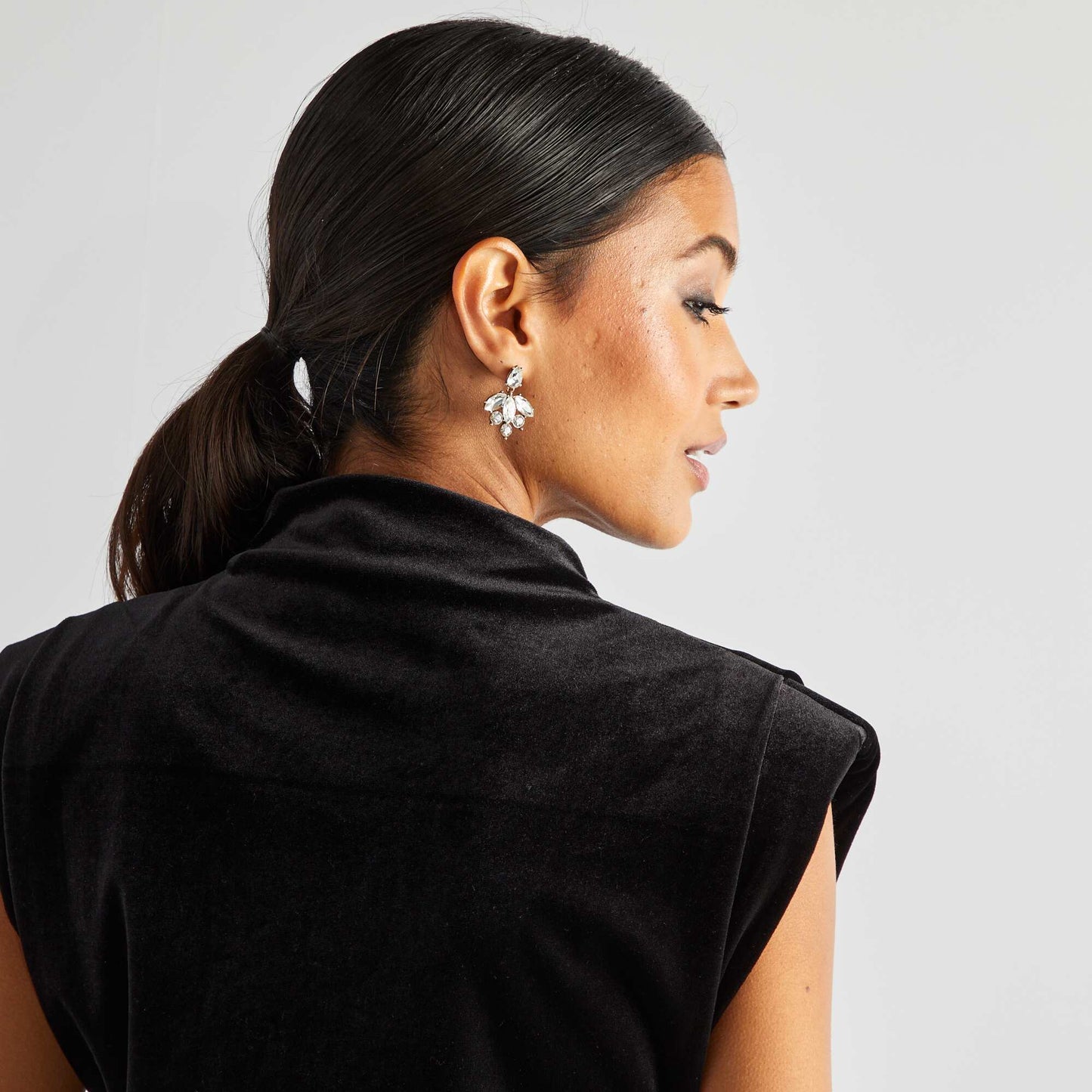 Camiseta sin mangas con hombreras de terciopelo negro
