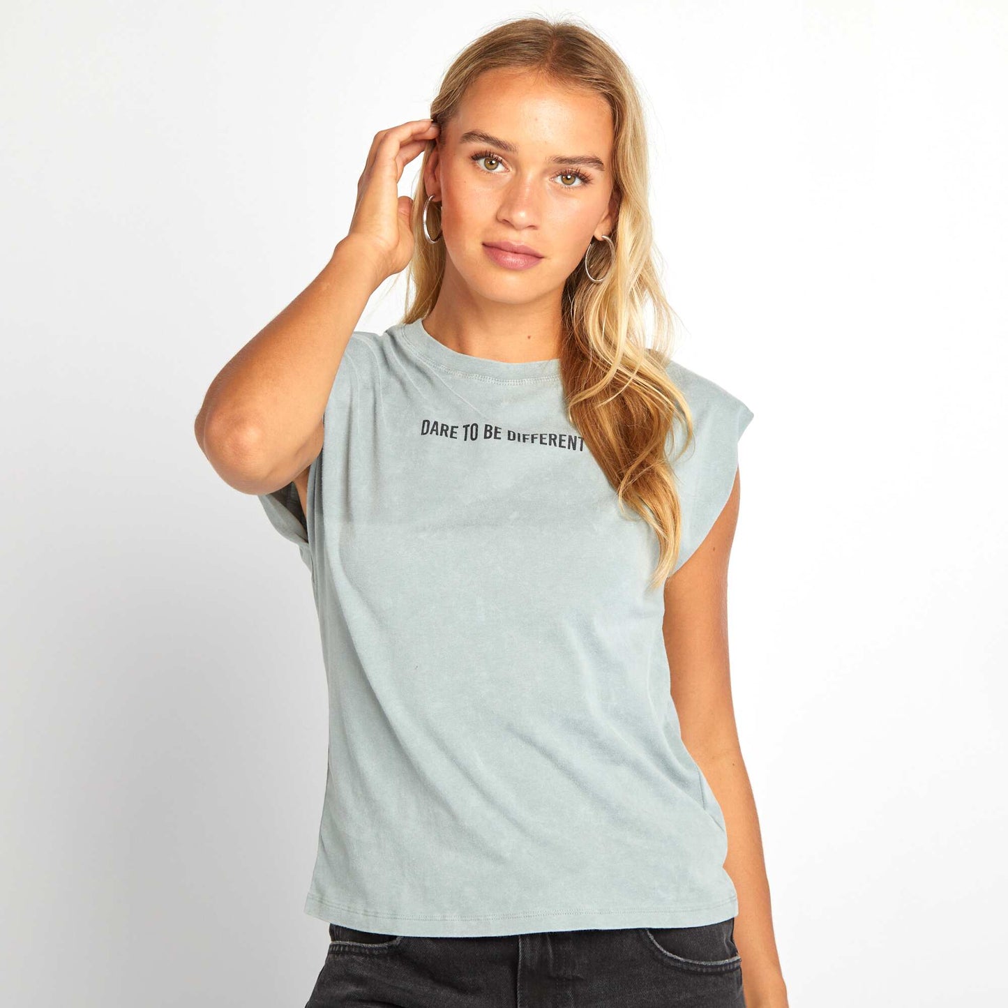 Camiseta con hombreras GRIS