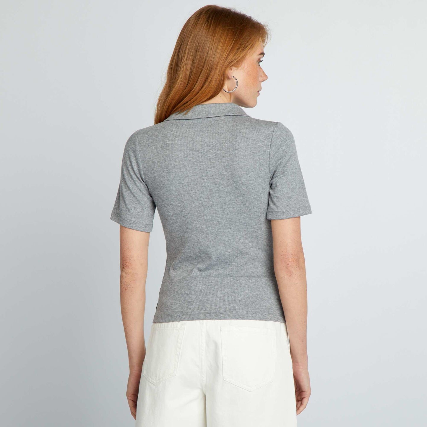 Camiseta corta con cuello de remera GRIS