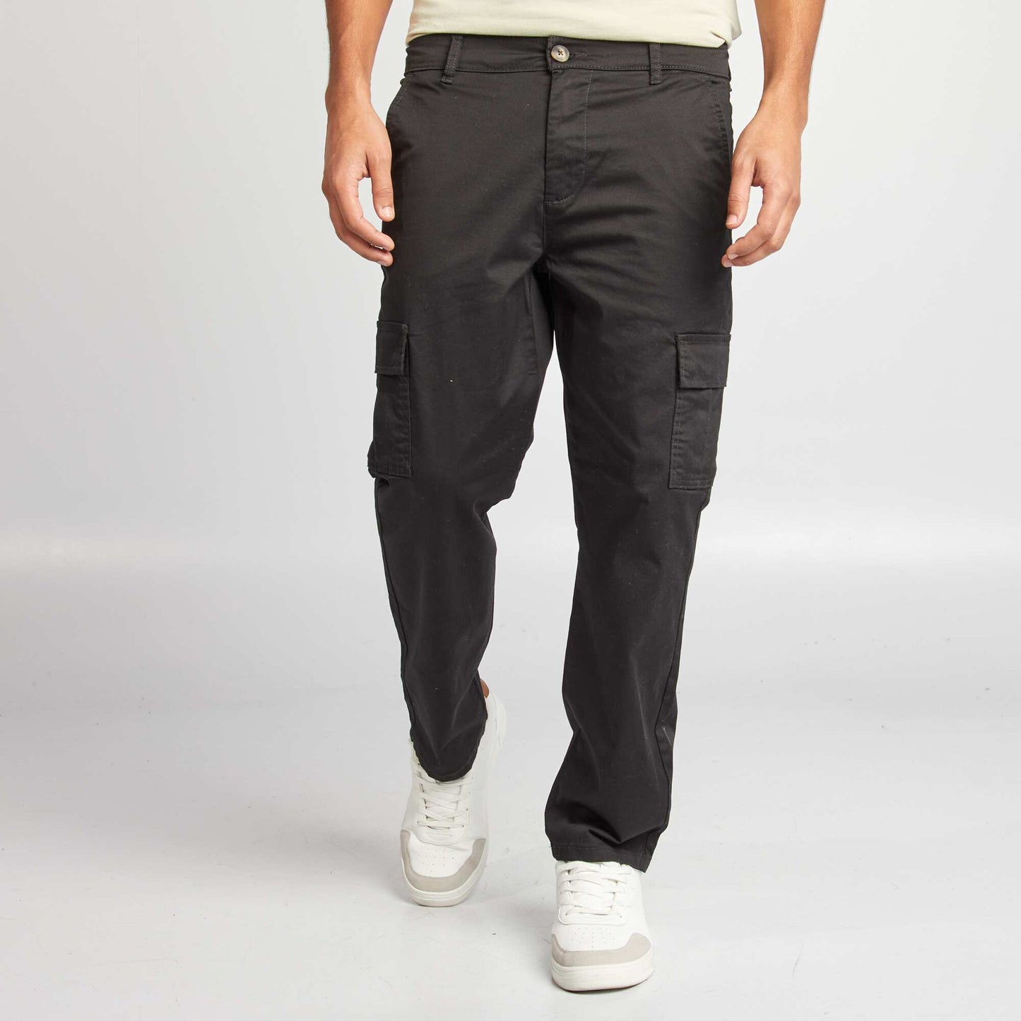 Pantalón con múltiples bolsillos corte recto NEGRO