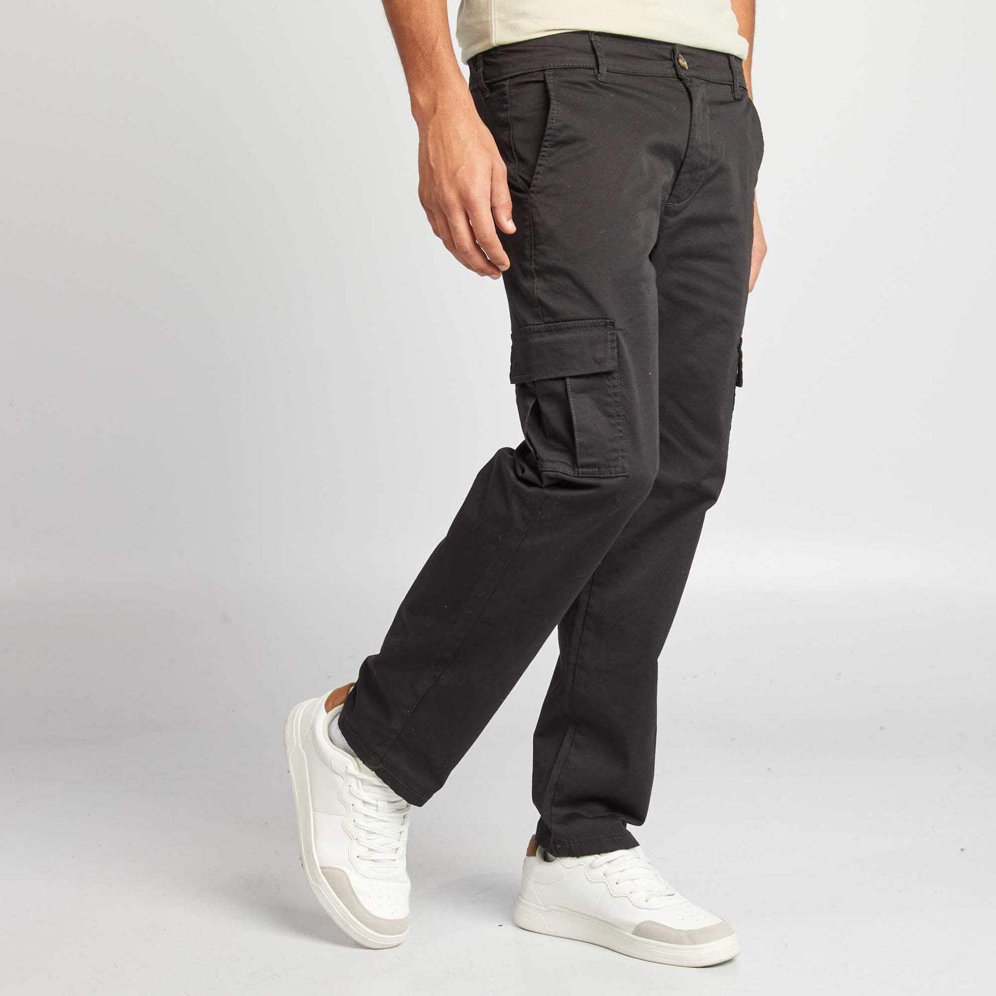 Pantalón con múltiples bolsillos corte recto NEGRO
