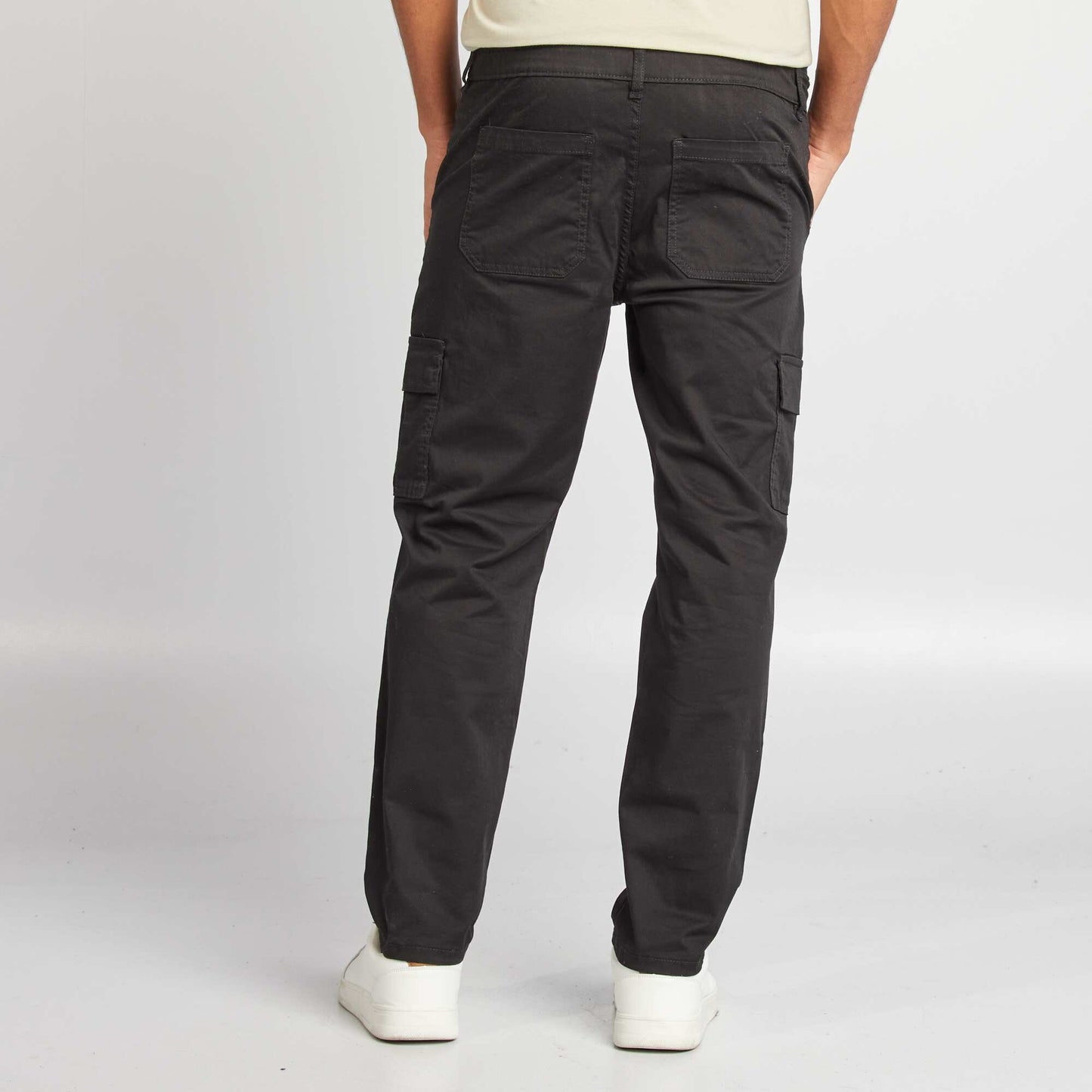 Pantalón con múltiples bolsillos corte recto NEGRO