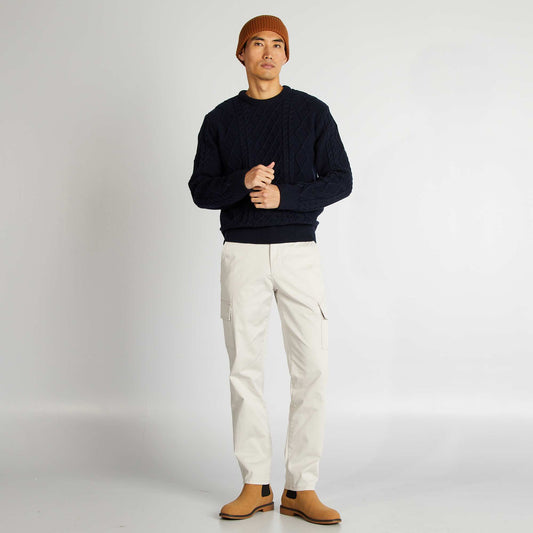 Pantalón con múltiples bolsillos corte recto GRIS