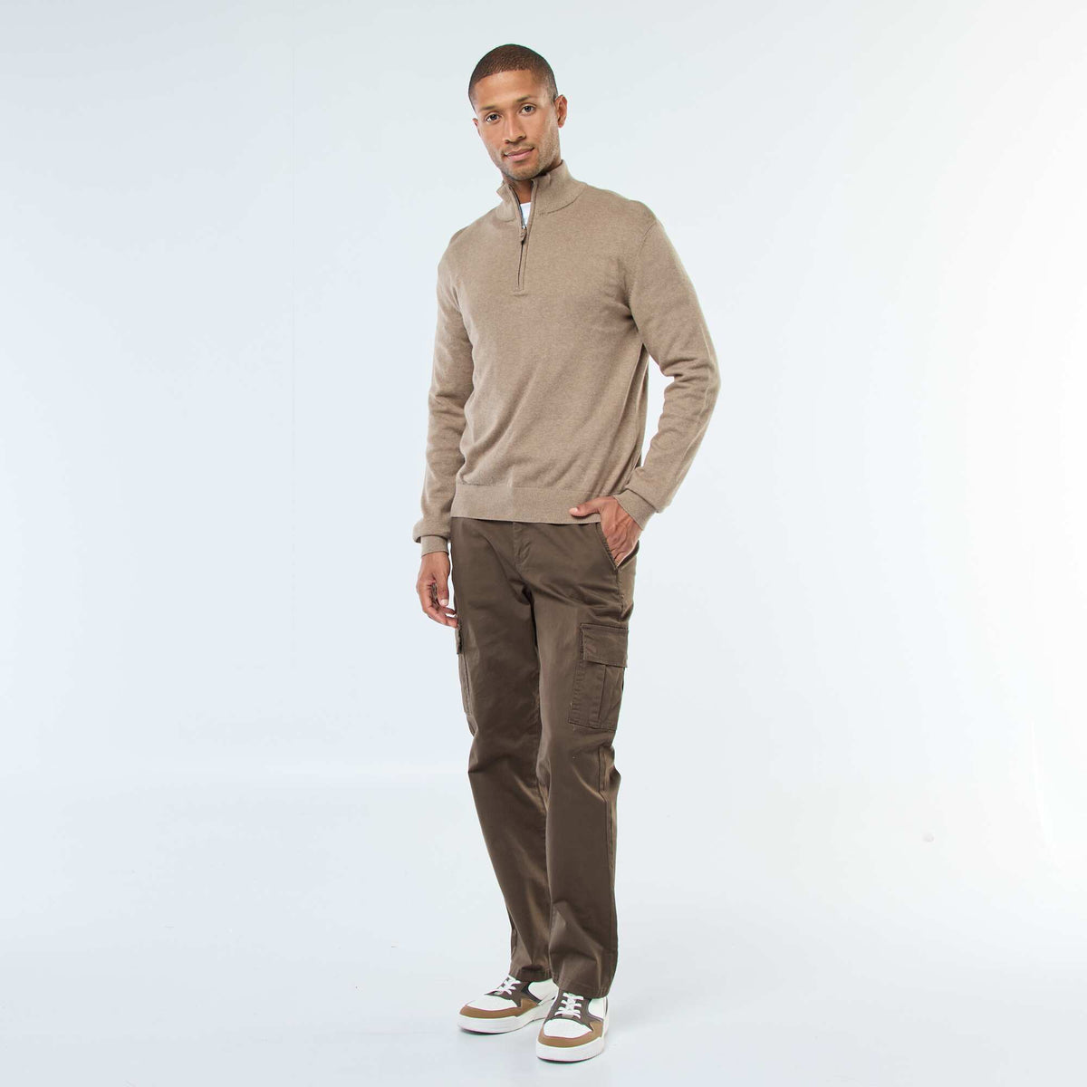 Pantalón con múltiples bolsillos corte recto MARRON