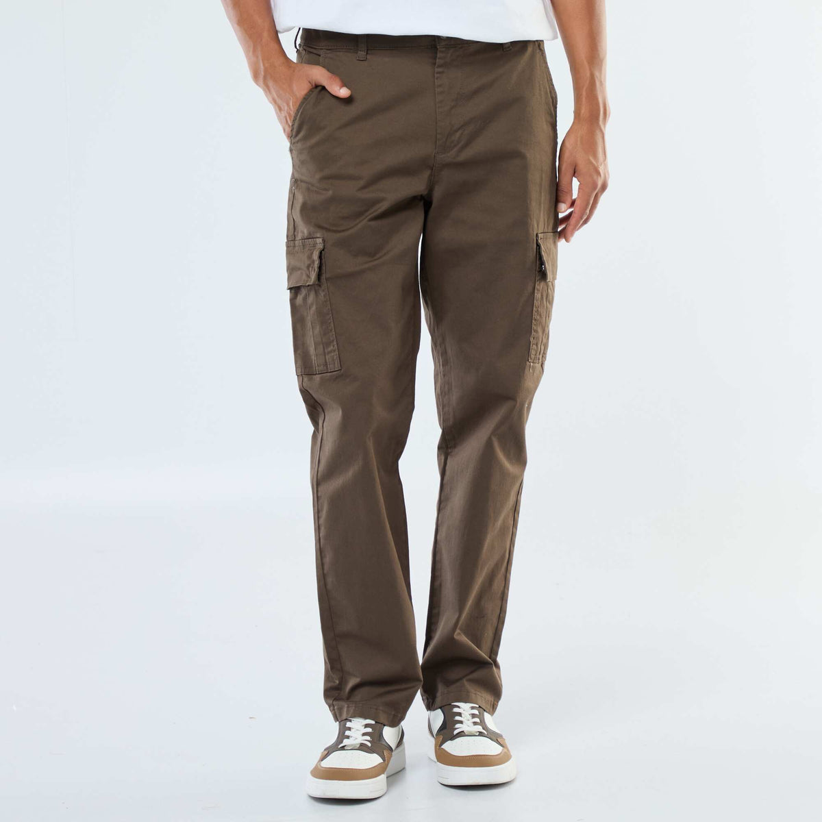 Pantalón con múltiples bolsillos corte recto MARRON