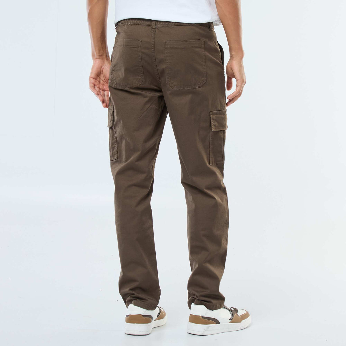 Pantalón con múltiples bolsillos corte recto MARRON