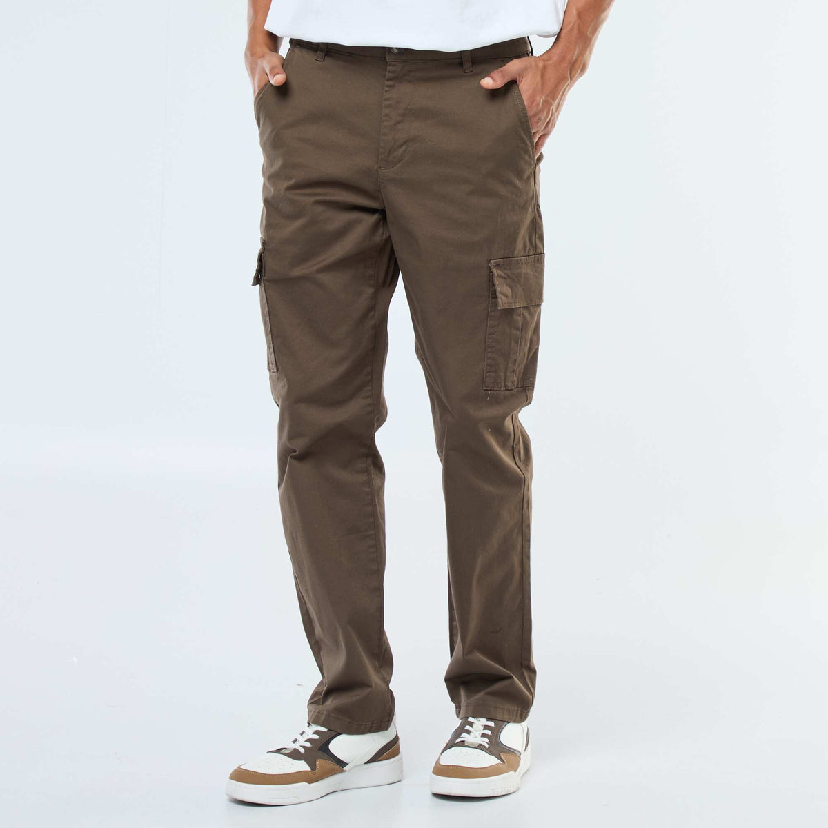 Pantalón con múltiples bolsillos corte recto MARRON