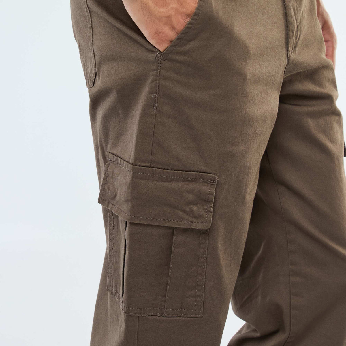 Pantalón con múltiples bolsillos corte recto MARRON