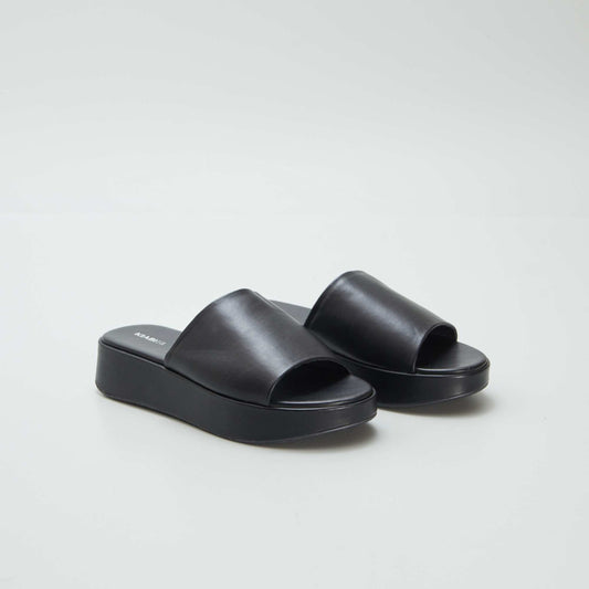 Mules de material sintético con cuña NEGRO