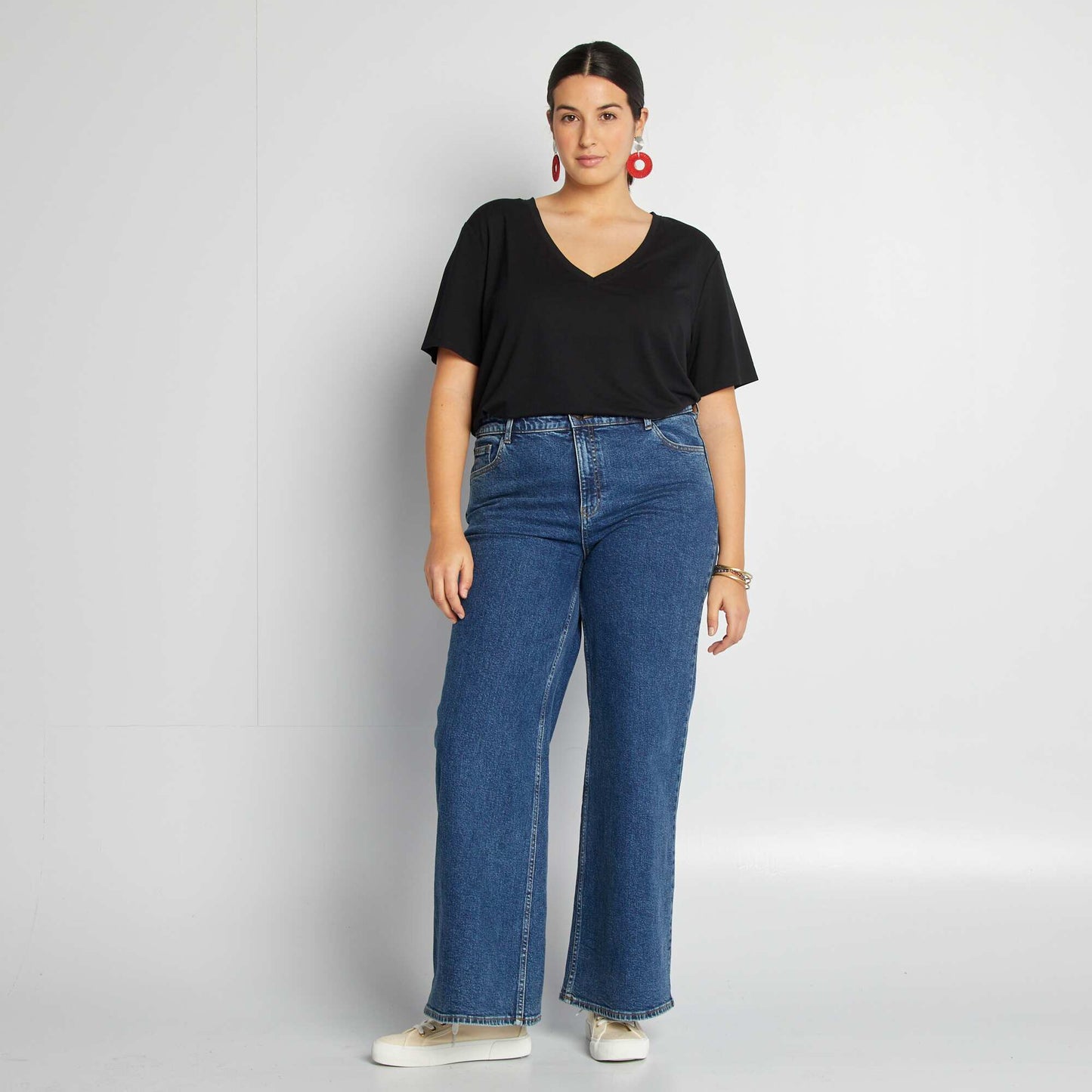 Camiseta lisa básica con cuello de pico NEGRO