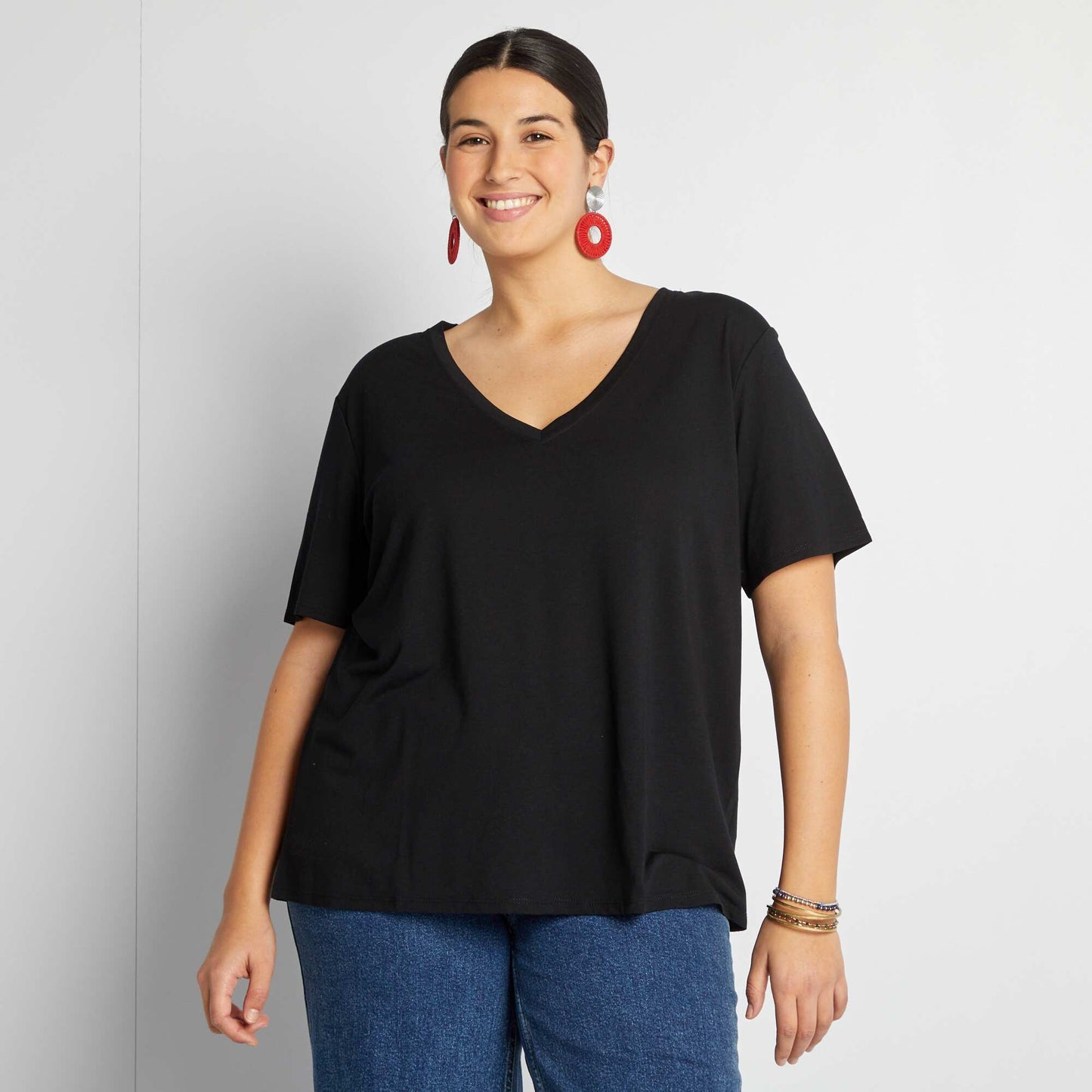 Camiseta lisa básica con cuello de pico NEGRO