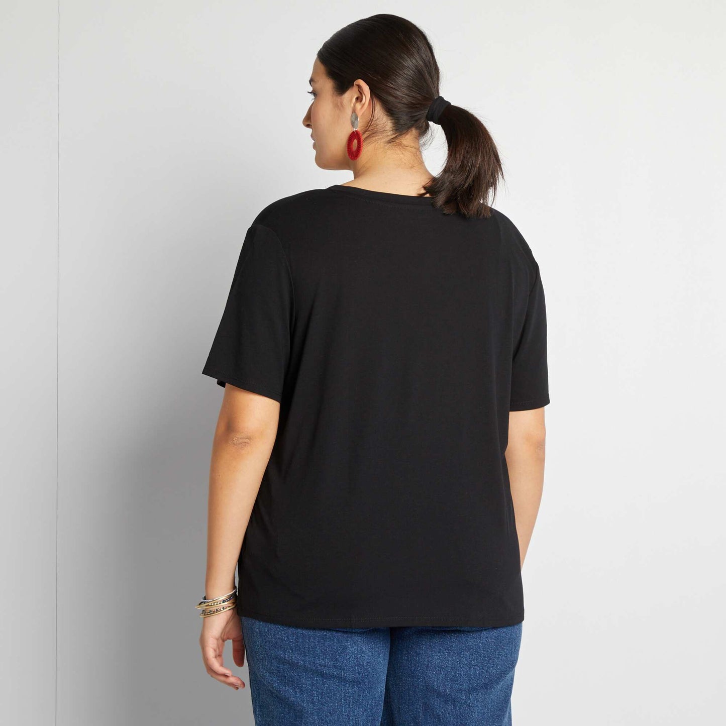 Camiseta lisa básica con cuello de pico NEGRO