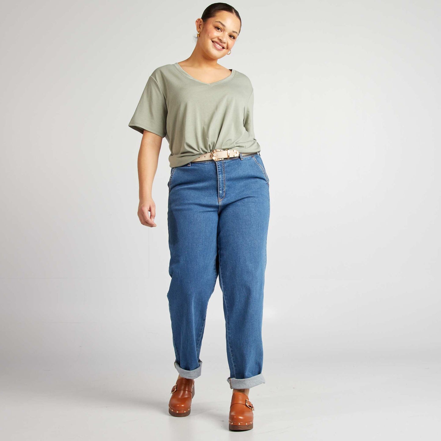 Camiseta lisa básica con cuello de pico VERDE