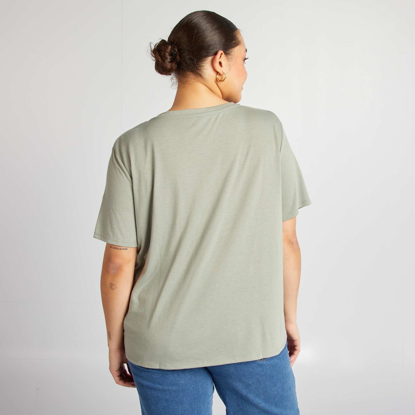 Camiseta lisa básica con cuello de pico VERDE
