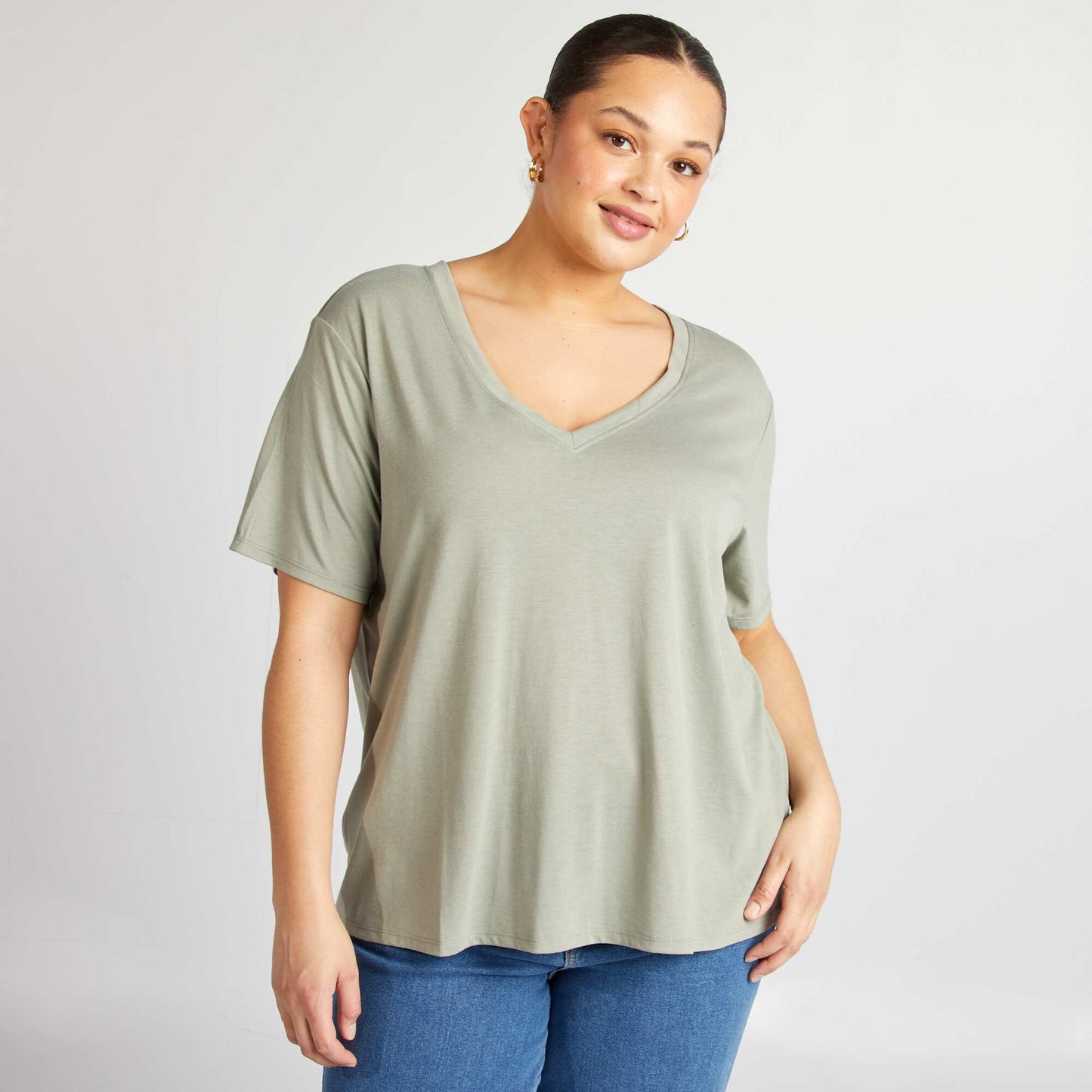 Camiseta lisa básica con cuello de pico VERDE