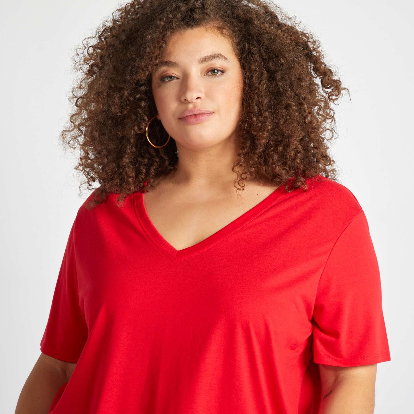 Camiseta lisa básica con cuello de pico ROJO