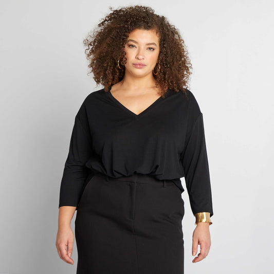 Camiseta larga con cuello de pico NEGRO