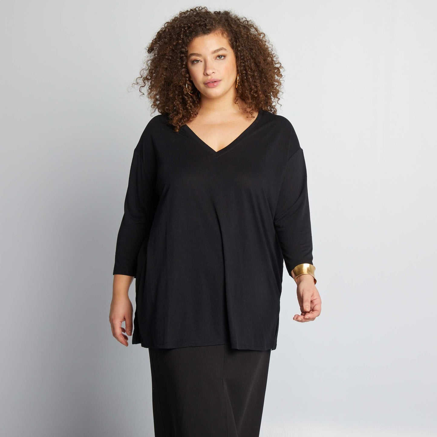 Camiseta larga con cuello de pico NEGRO